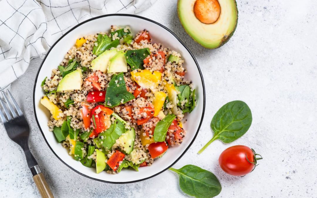 Salade de quinoa et légumes sur lit d’avocat