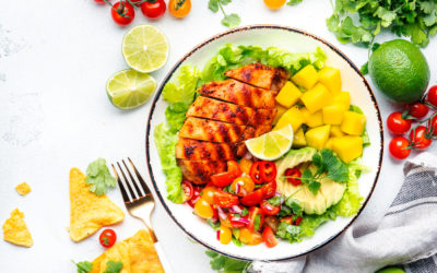 Salade d’été au poulet, mangue et avocat